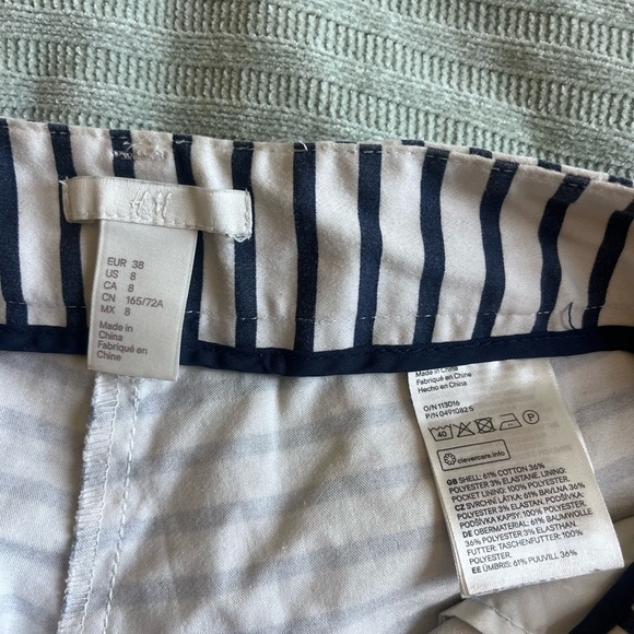 H&M Women’s Shorts 8 Striped Navy White Nautical Preppy Short Summer Chino - Picture 3 of 3